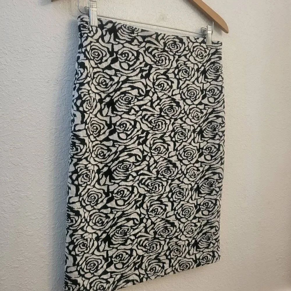 Philosophy Stretchy Pencil Skirt: Rose Floral Black/White: Comfy Neutral: 6